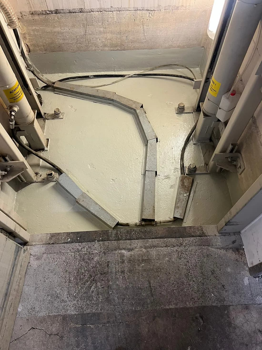 Beschichtete Grube mit sauber verlegten Kabelkanälen