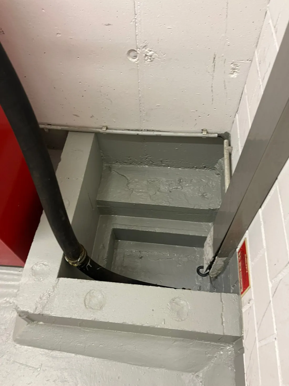 Beschichtete Schachtstufen mit roter Hydraulikeinheit
